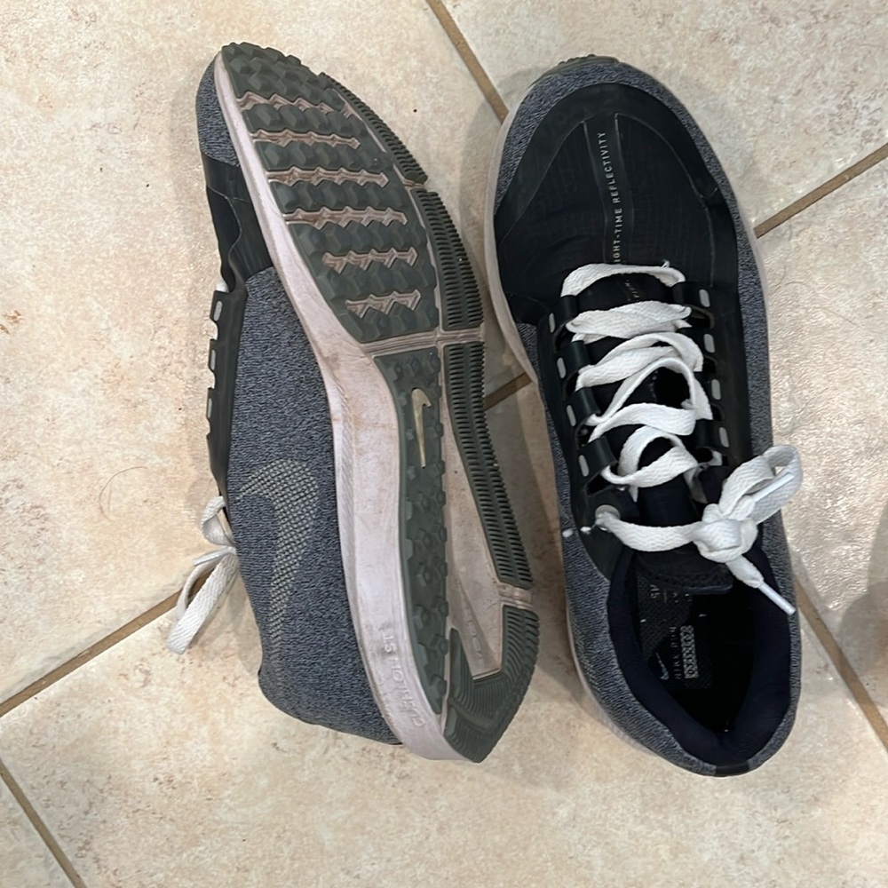 Nike Air Zoom Winflo 5. Water repellent. Black and grey size 8 shoes.